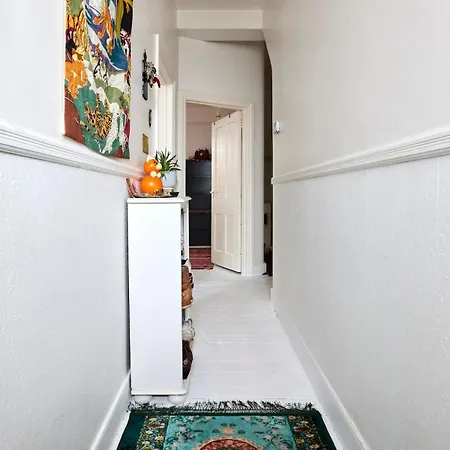 Unique & Charming 2 Bedroom Flat * London