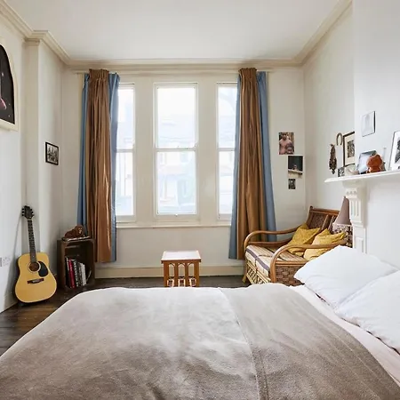 Unique & Charming 2 Bedroom Flat Apartment *