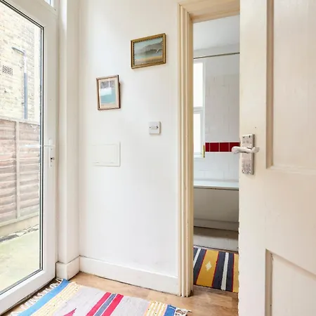 Unique & Charming 2 Bedroom Flat Apartment London