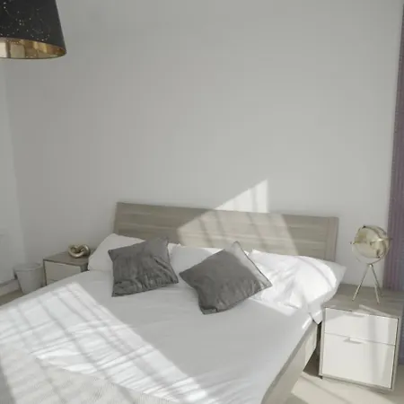 Stylish & Spacious 2-bed In Hale Village - Perfect For Your Stay!