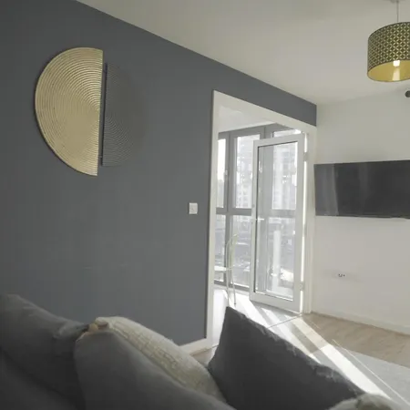 Stylish & Spacious 2-bed In Hale Village - Perfect For Your Stay! Apartment