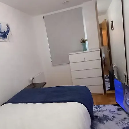 Double In Hoxton Homestay *