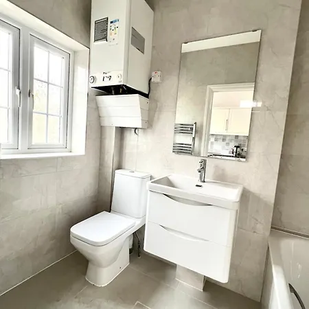דירה Luxury In Prime Location Steps From Woodgreen *