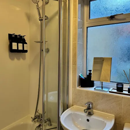 Stunning Two Bed In West Lnd, Near Train Station *