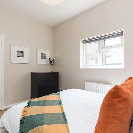 Trendy Spacious 1 Bedroom Flat *