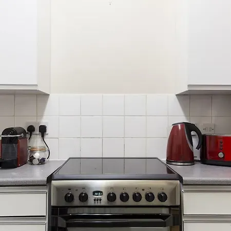 Trendy Spacious 1 Bedroom Flat