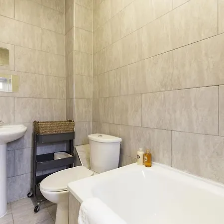 Apartment Trendy Spacious 1 Bedroom Flat