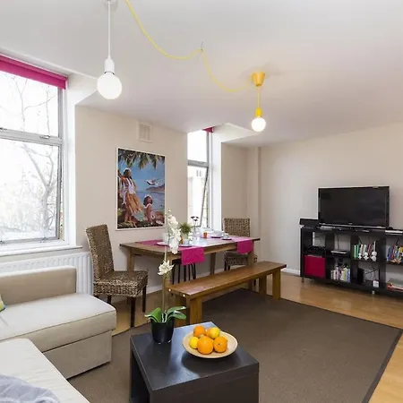 Trendy Spacious 1 Bedroom Flat Apartment *