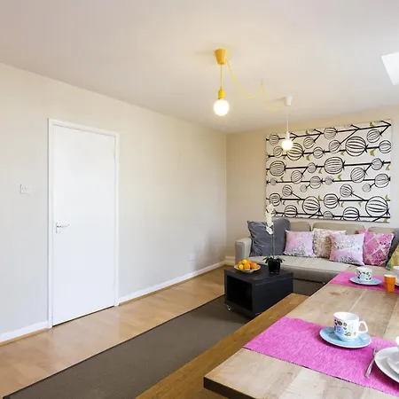 Trendy Spacious 1 Bedroom Flat