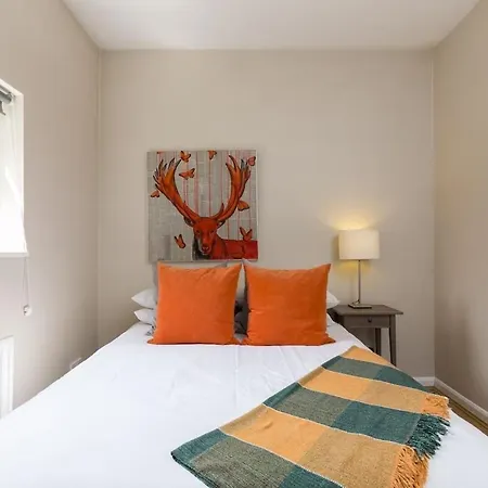 Trendy Spacious 1 Bedroom Flat