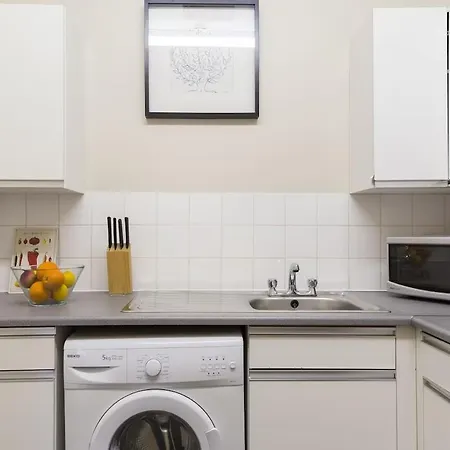 Trendy Spacious 1 Bedroom Flat *