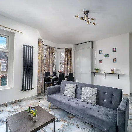 Harlesden, - Stylish Two-bedroom * London