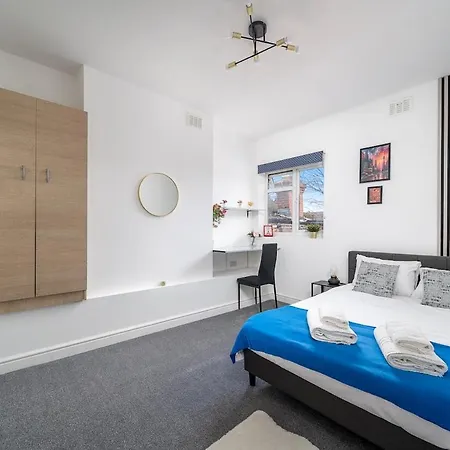 Harlesden, - Stylish Two-bedroom Apartment *