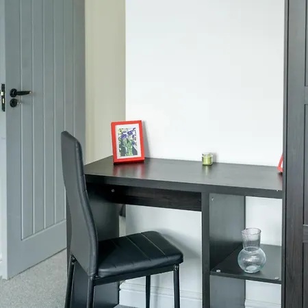 Harlesden, - Stylish Two-bedroom *