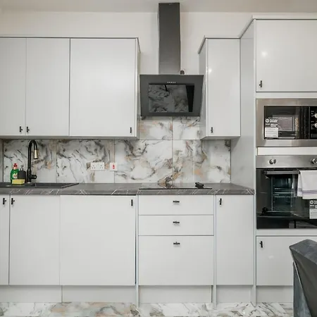 Harlesden, - Stylish Two-bedroom * London