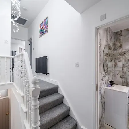 Harlesden, - Stylish Two-bedroom *