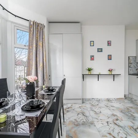 Harlesden, - Stylish Two-bedroom * London