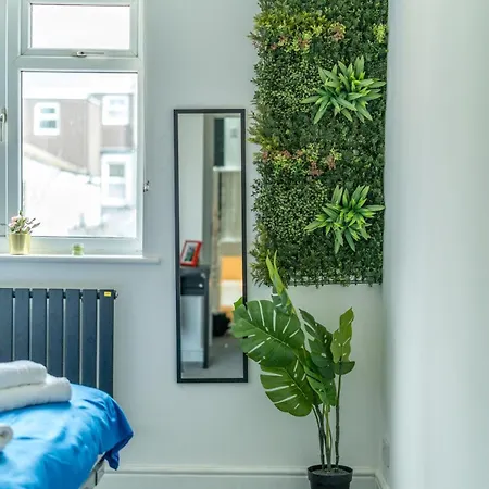 Harlesden, - Stylish Two-bedroom