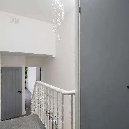 Harlesden, - Stylish Two-bedroom Apartment *