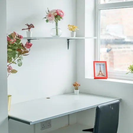Harlesden, - Stylish Two-bedroom *