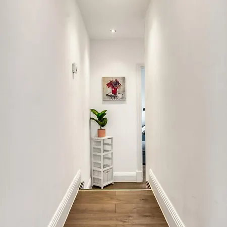 Bright & Glamorous 1br 1ba Private Balcony London