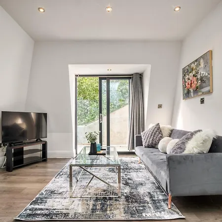 Bright & Glamorous 1br 1ba Private Balcony