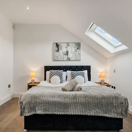Bright & Glamorous 1br 1ba Private Balcony Apartment *