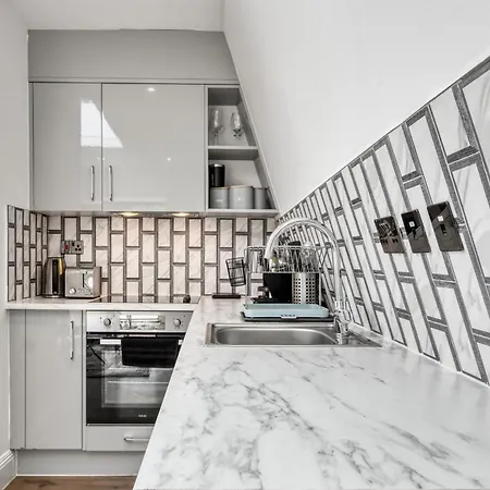 Bright & Glamorous 1br 1ba Private Balcony