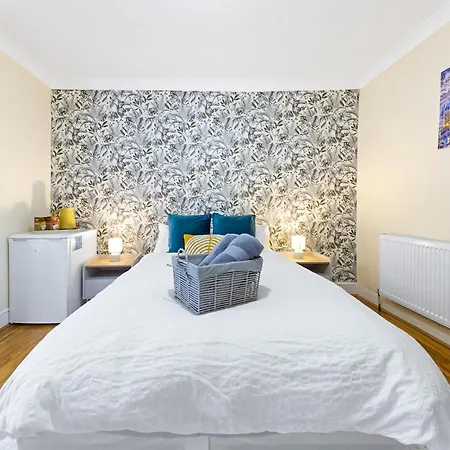 Charming 3br Near Tube - Walk To Cafes, Lloyd Park - Copeland 3br Combo * 伦敦