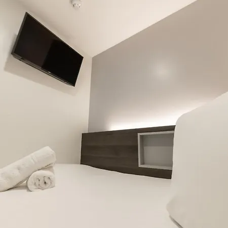 Easyhotel Victoria Hotel