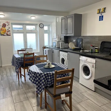 Penn Gardens Flat 1 - 2 - 3 & 4 Apartments *