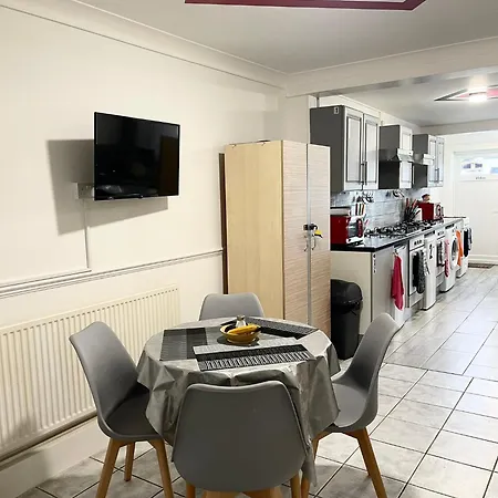 Penn Gardens Flat 1 - 2 - 3 & 4 Apartments Apartment *
