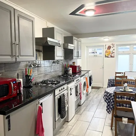 Apartment Penn Gardens Flat 1 - 2 - 3 & 4 Apartments Havering