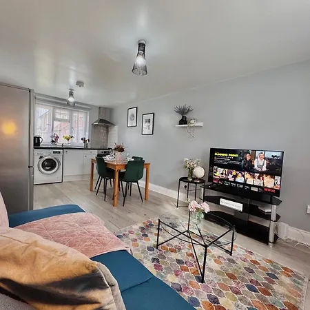 Garden 1-bed Flat 30min To Downtown & Free Parking Appartement Londres