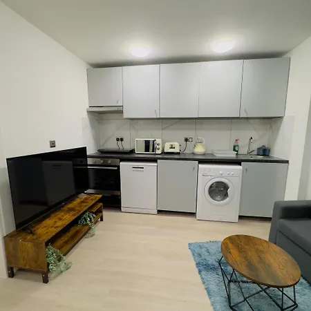 1 Bedroom Sleeps 4 In Golder Nw11 London