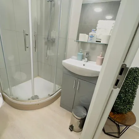 1 Bedroom Sleeps 4 In Golder Nw11 * London