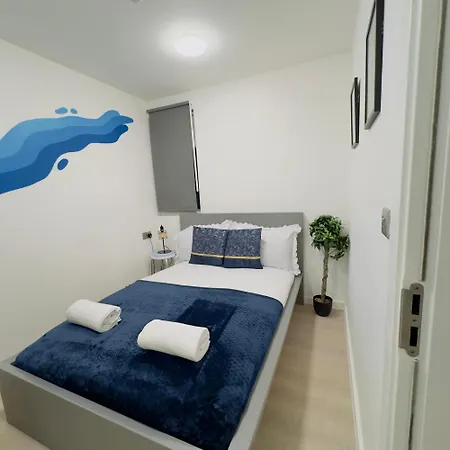 1 Bedroom Sleeps 4 In Golder Nw11 London