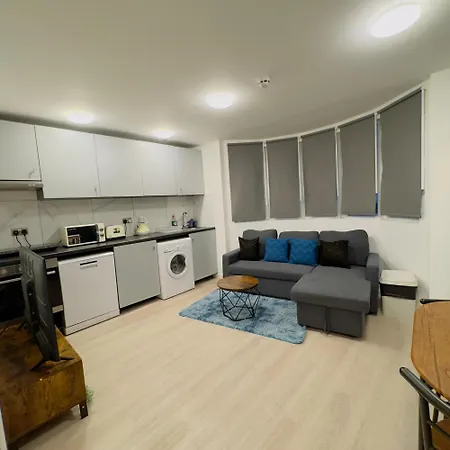 1 Bedroom Sleeps 4 In Golder Nw11 *