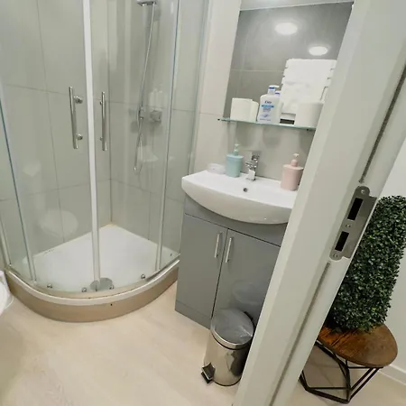 1 Bedroom Sleeps 4 In Golder Nw11 London