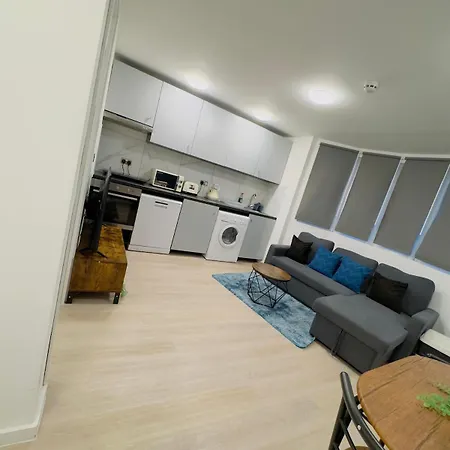 1 Bedroom Sleeps 4 In Golder Nw11 Apartment