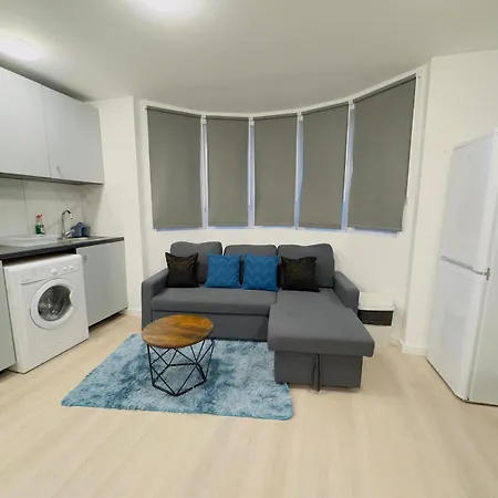 1 Bedroom Sleeps 4 In Golder Nw11 Apartment