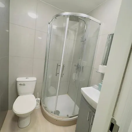 1 Bedroom Sleeps 4 In Golder Nw11 Apartment London