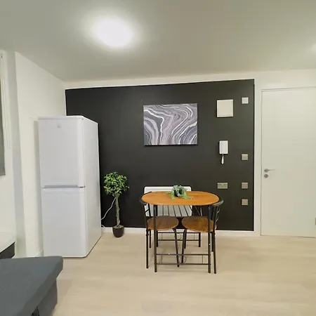 1 Bedroom Sleeps 4 In Golder Nw11 London