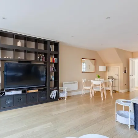 Stunningly Spacious 4bd Clapham North * ロンドン