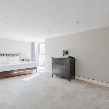 Stunningly Spacious 4bd Clapham North * ロンドン