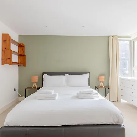 Stunningly Spacious 4bd Clapham North *