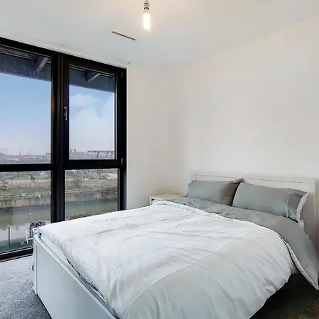 Apartment Stunning 2-bed, 2-bath With Balcony Views Stratford Westfield *