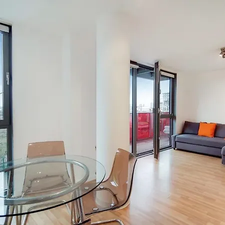 Stunning 2-bed, 2-bath With Balcony Views Stratford Westfield