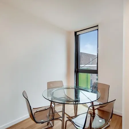 Stunning 2-bed, 2-bath With Balcony Views Stratford Westfield London