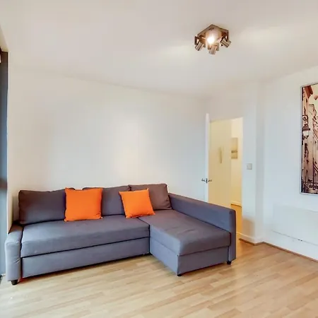 Apartment Stunning 2-bed, 2-bath With Balcony Views Stratford Westfield London